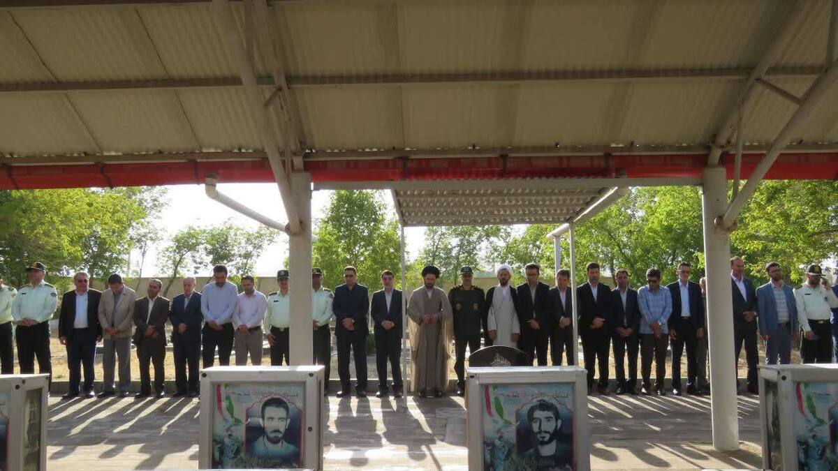 گزارش تصویری از مراسم عطر افشانی گلزار شهدا گزارش تصویری از مراسم عطر افشانی گلزار شهدا