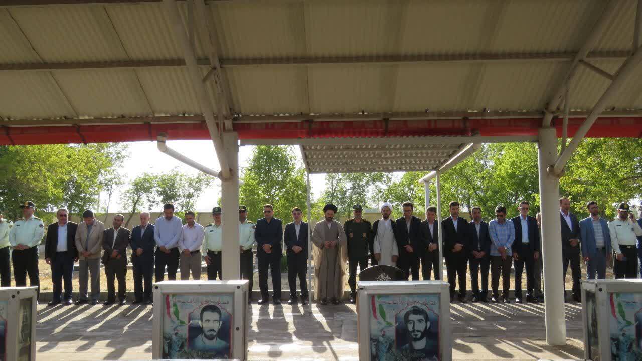گزارش تصویری از مراسم عطر افشانی گلزار شهدای شهرستان هریس در هفته دولت گزارش تصویری از مراسم عطر افشانی گلزار شهدای شهرستان هریس در هفته دولت