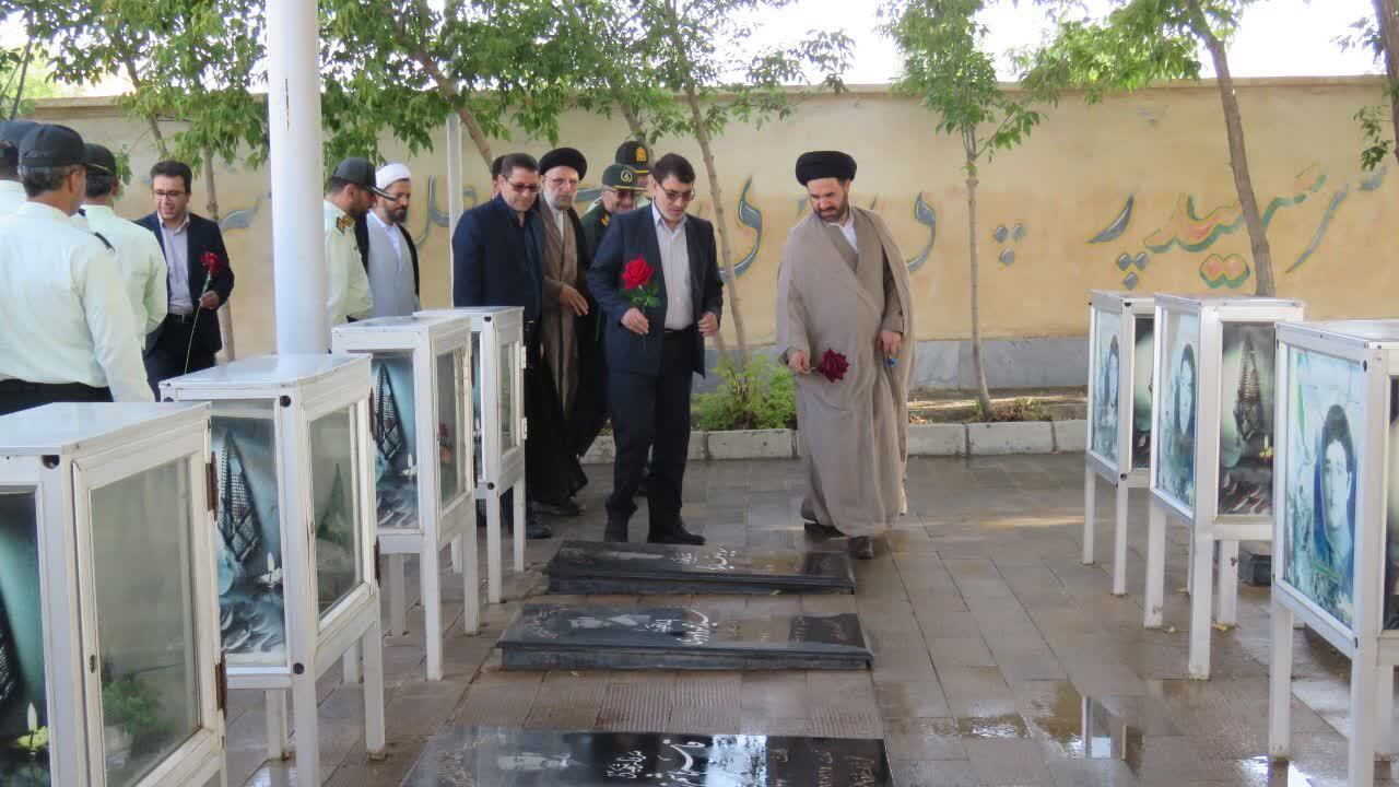 گزارش تصویری از مراسم عطر افشانی گلزار شهدای شهرستان هریس در هفته دولت گزارش تصویری از مراسم عطر افشانی گلزار شهدای شهرستان هریس در هفته دولت