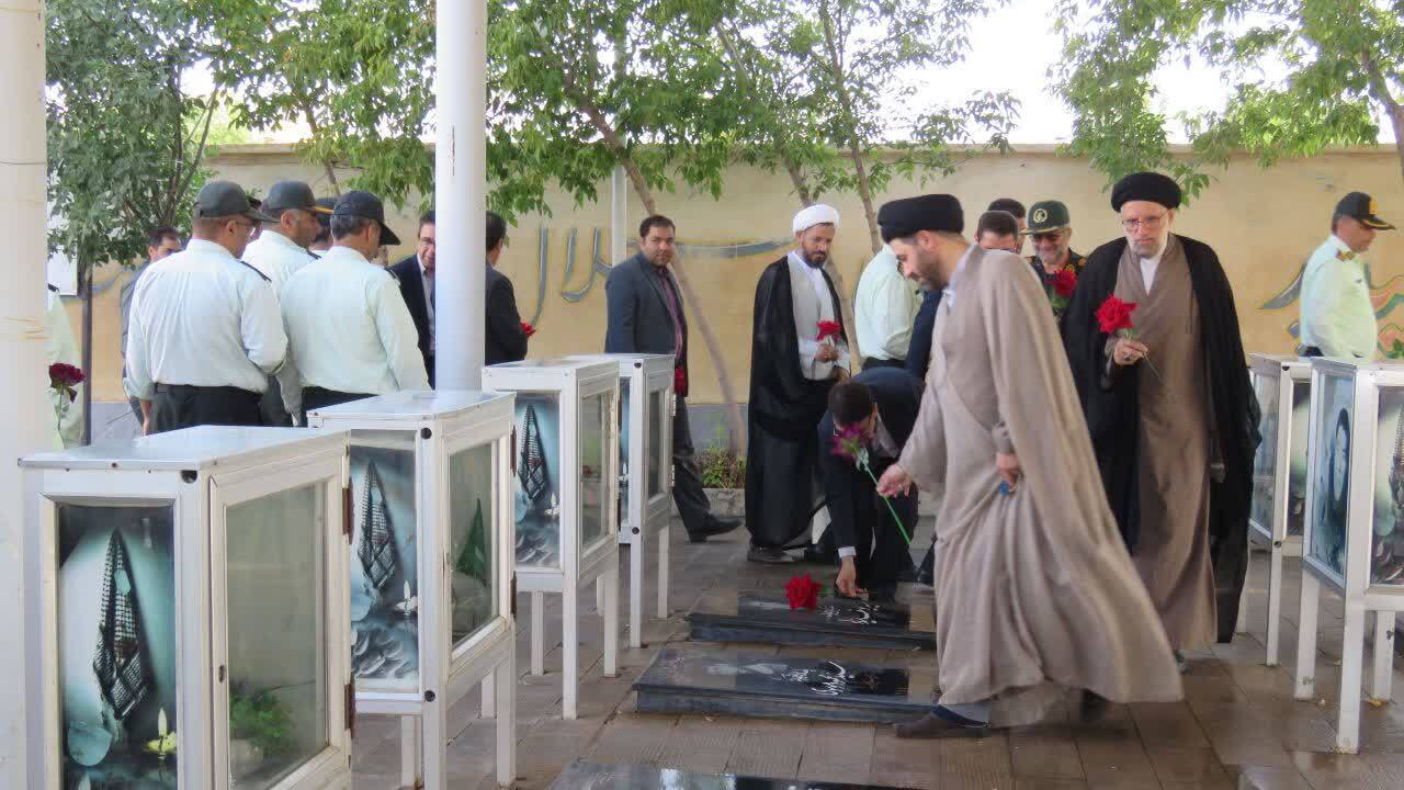 گزارش تصویری از مراسم عطر افشانی گلزار شهدای شهرستان هریس گزارش تصویری از مراسم عطر افشانی گلزار شهدای شهرستان هریس