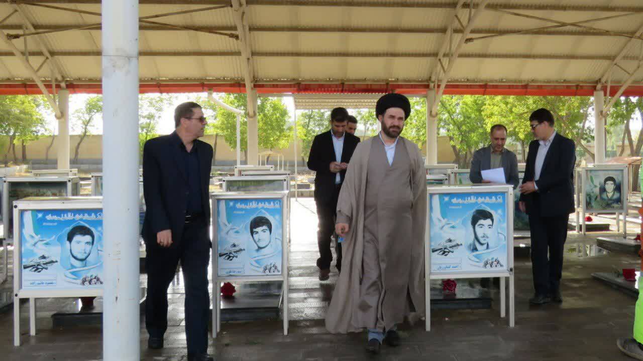 گزارش تصویری از مراسم عطر افشانی گلزار شهدای شهرستان هریس در هفته دولت گزارش تصویری از مراسم عطر افشانی گلزار شهدای شهرستان هریس در هفته دولت