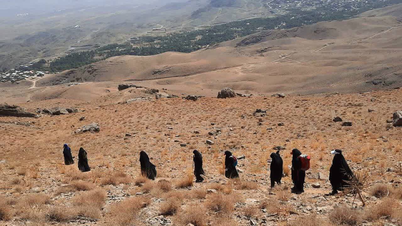 صعود پاسداران حجاب و ایمان به قله ۲۲۶۵ متری هلیله کوه قم صعود پاسداران حجاب و ایمان به قله ۲۲۶۵ متری هلیله کوه قم