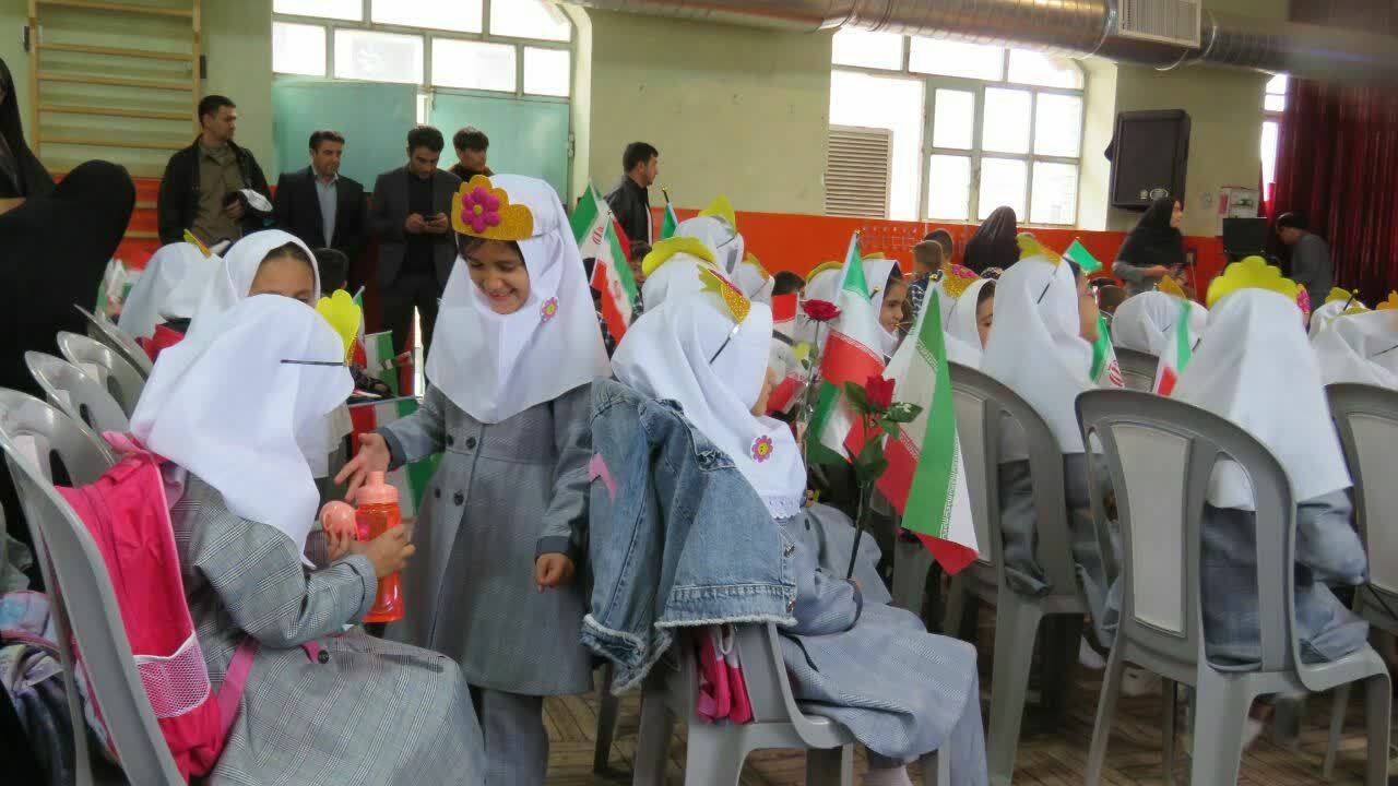 دانش آموزان در مدرسه دانش آموزان در مدرسه