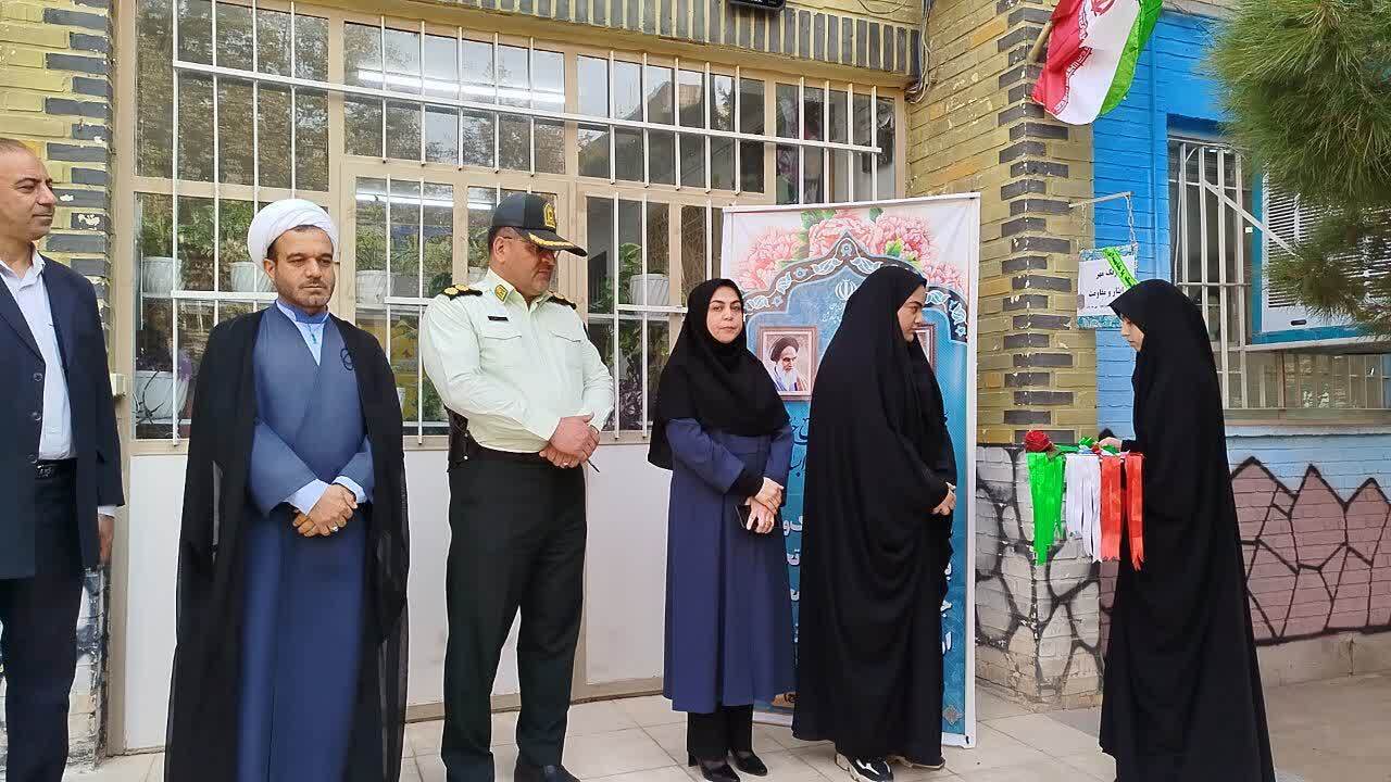همراهی فرمانده نیروی انتظامی نیشابور و هیئت همراه با فرزند شهید میرآبادی از منزل تا مدرسه در روز بازگشایی مدارس