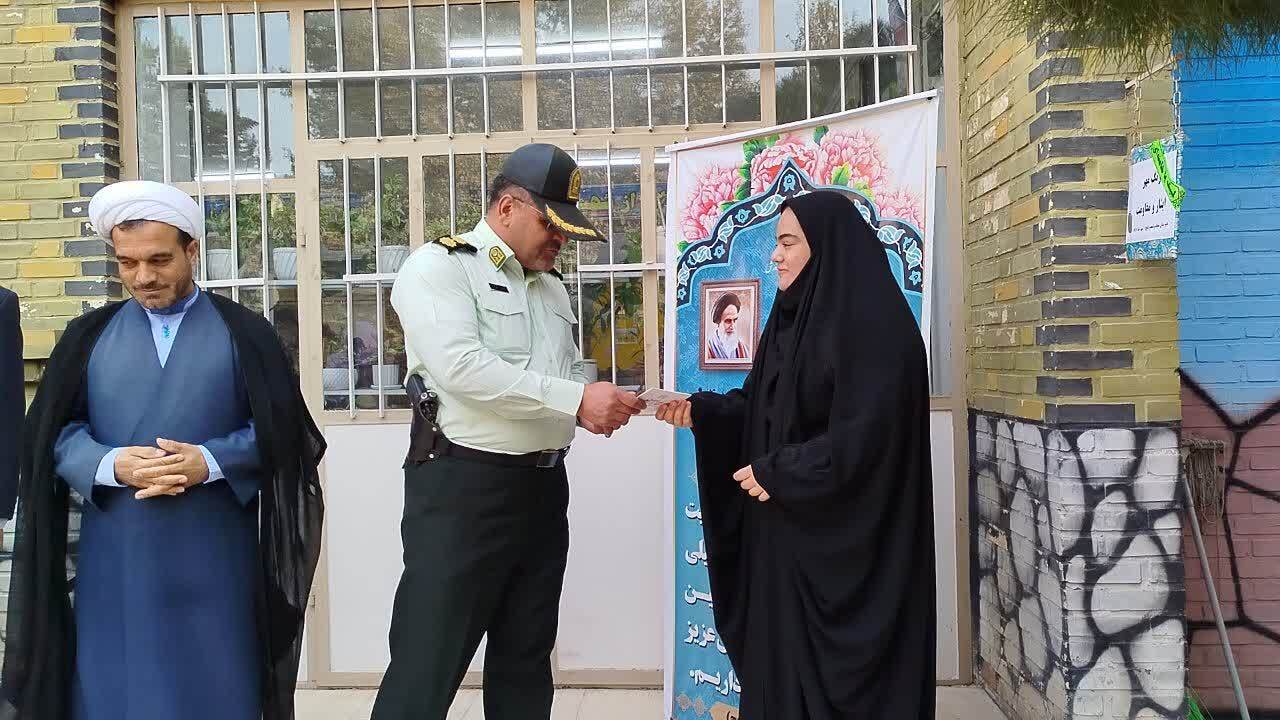همراهی فرمانده نیروی انتظامی نیشابور و هیئت همراه با فرزند شهید میرآبادی از منزل تا مدرسه در روز بازگشایی مدارس