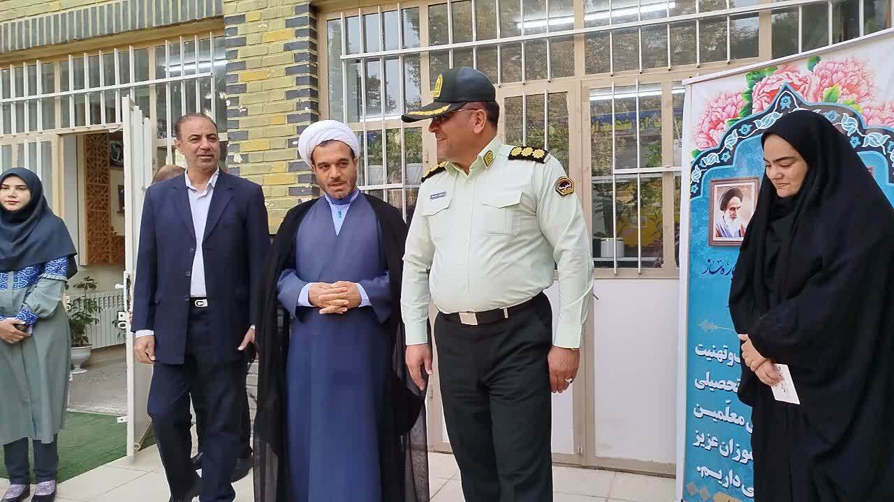 همراهی فرمانده نیروی انتظامی نیشابور و هیئت همراه با فرزند شهید میرآبادی از منزل تا مدرسه در روز بازگشایی مدارس + عکس و فیلم