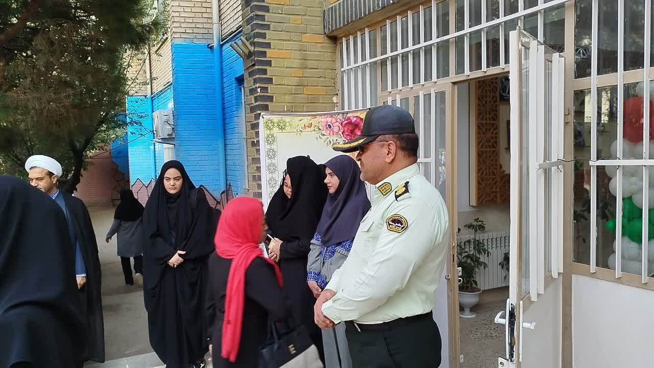 همراهی فرمانده نیروی انتظامی نیشابور و هیئت همراه با فرزند شهید میرآبادی از منزل تا مدرسه در روز بازگشایی مدارس + عکس و فیلم