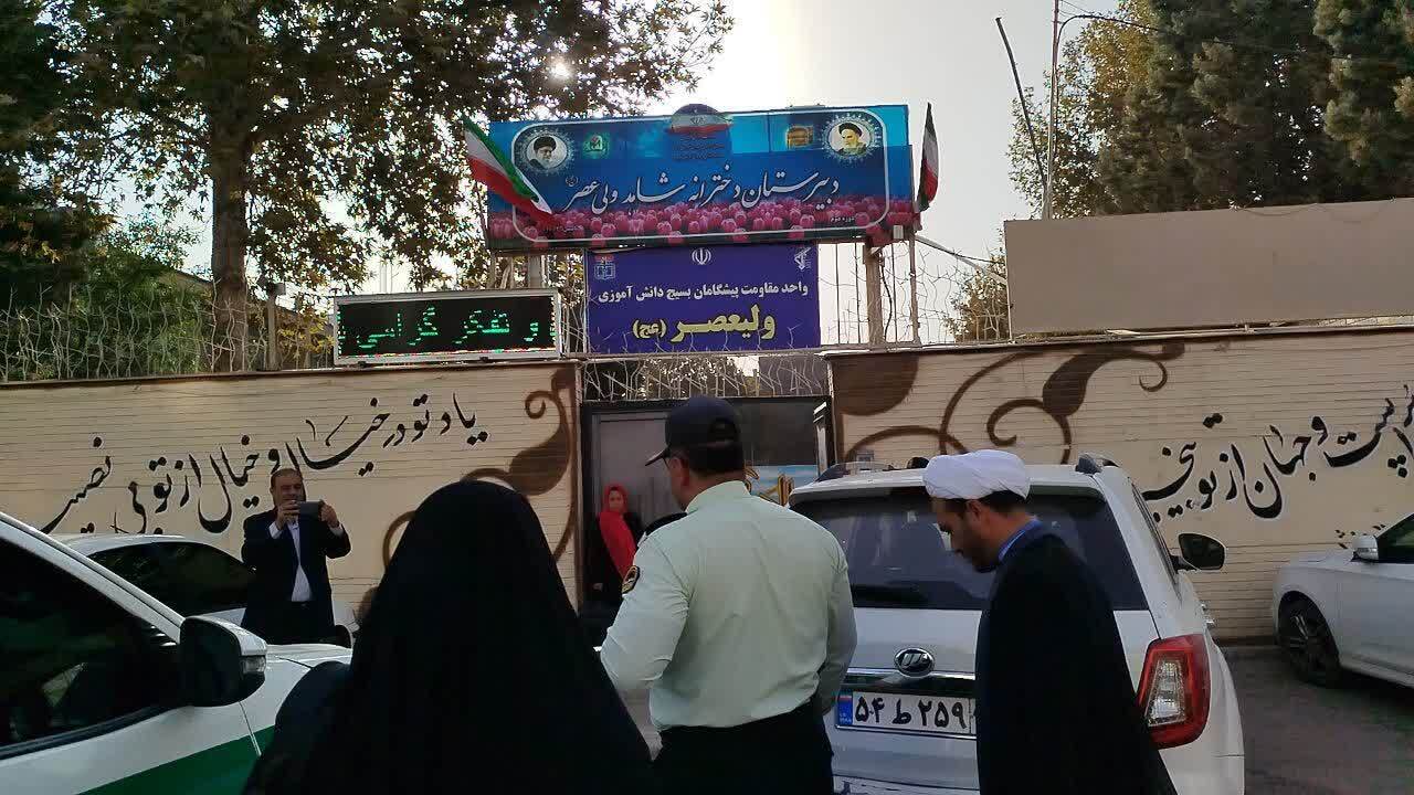 همراهی فرمانده نیروی انتظامی نیشابور و هیئت همراه با فرزند شهید میرآبادی از منزل تا مدرسه در روز بازگشایی مدارس