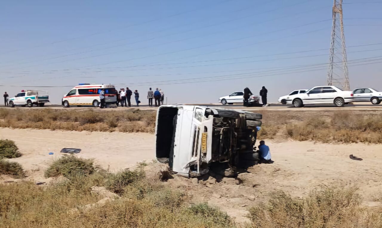 انحراف مینی بوس در جاده آبادان به ماهشهر؛  ۲۴ نفر مصدوم شدند