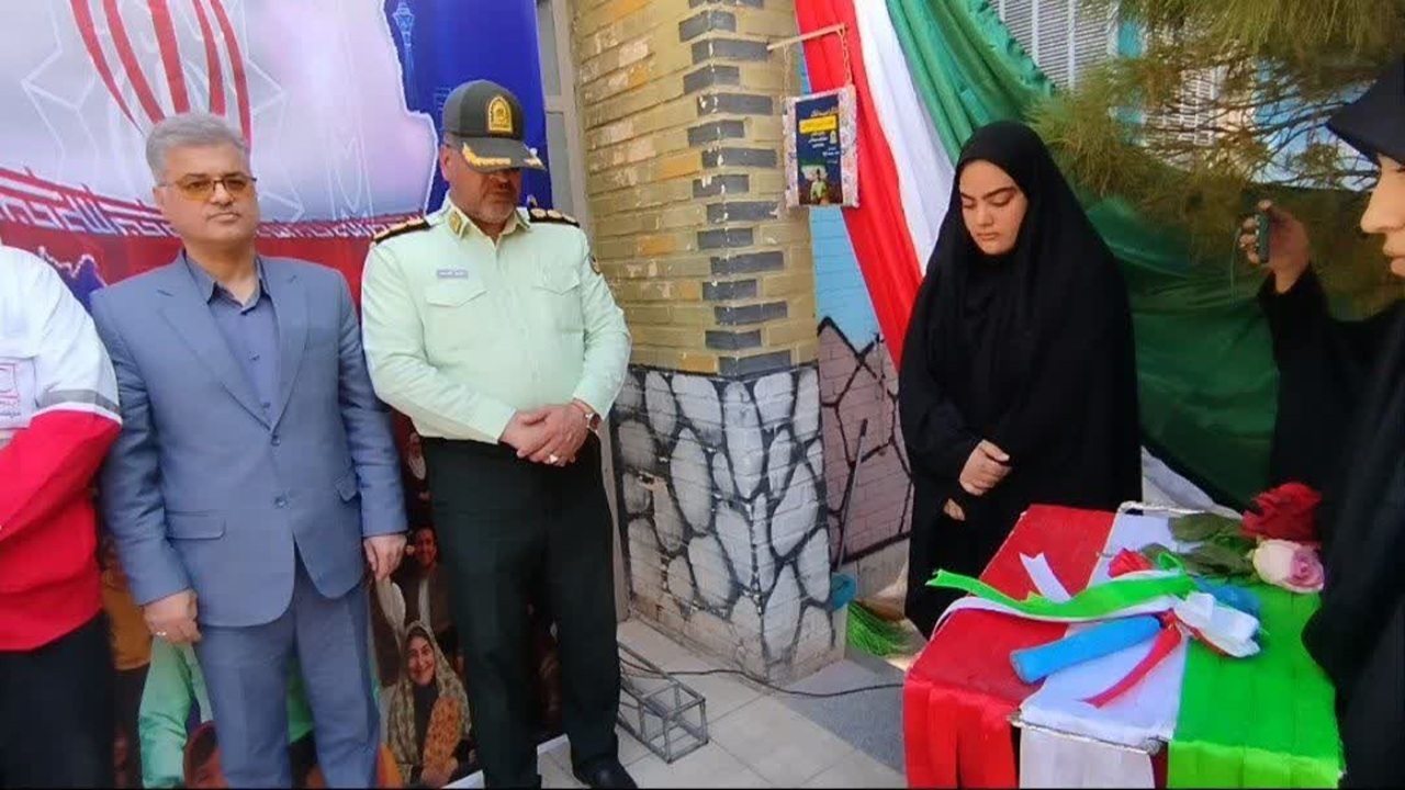 نواخته شدن "زنگ پلیس"در هفته فراجا توسط دختر شهید هادی میرآبادی و خانواده معظم شهدا + عکس و فیلم