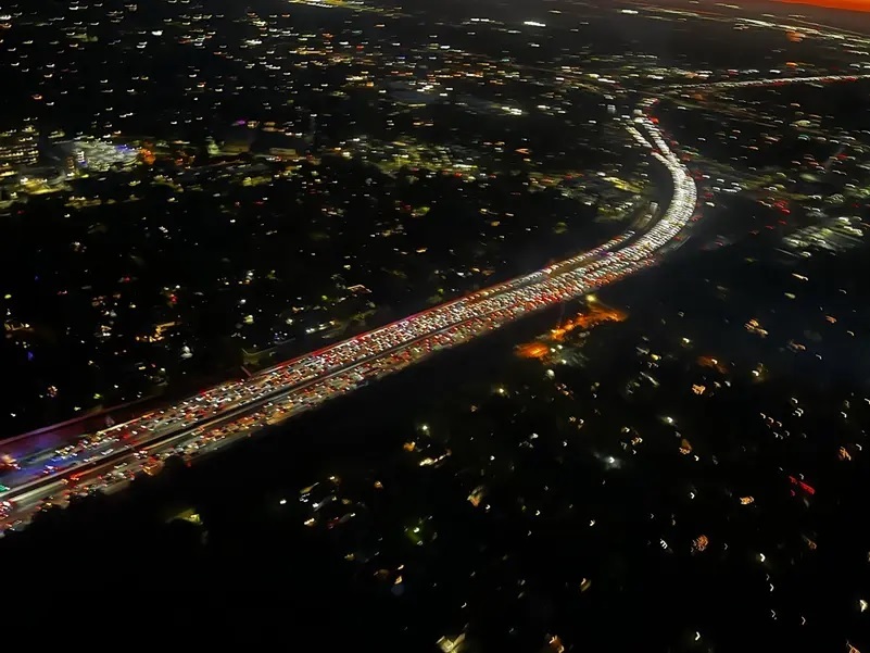 سقوط بالگرد پزشکی روی بزرگراه در آمریکا