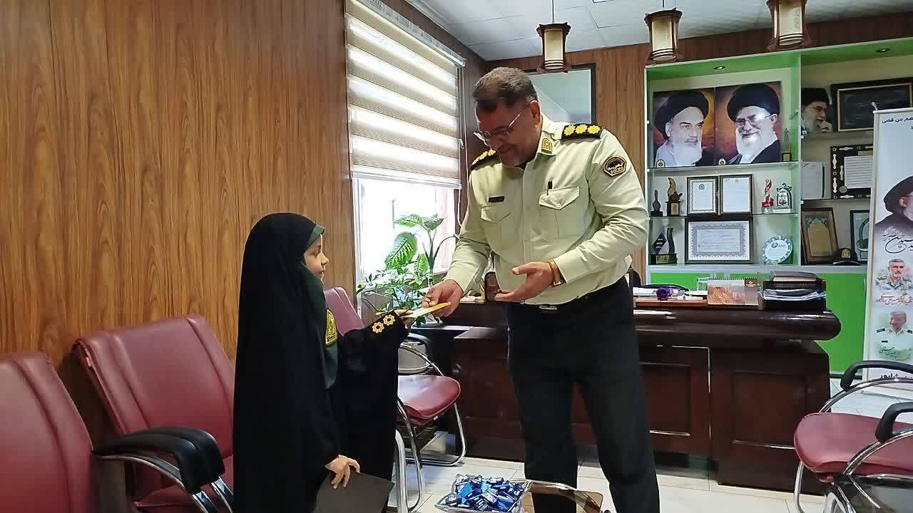 گزارش تصویری از ادای احترام زیبای دانش آموز ۸ساله نخبه نیشابوری به فرمانده انتظامی نیشابور