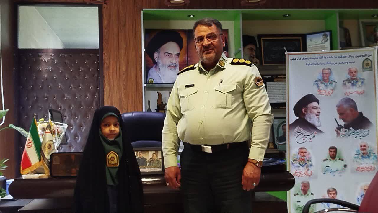 گزارش تصویری از ادای احترام زیبای دانش آموز ۸ساله نخبه نیشابوری به فرمانده انتظامی نیشابور