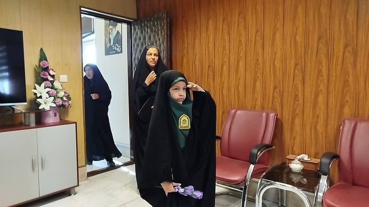 ادای احترام زیبای دانش آموز ۸ساله نخبه نیشابوری به فرمانده انتظامی نیشابور