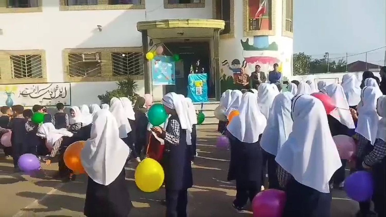 روز خاطره انگیز دانش آموزان دبستان زنده یاد قاسمی شانه تراش بابل در روز جهانی کودک + فیلم