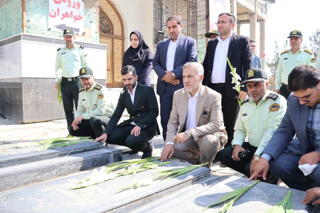 عطرافشانی گلزار شهدای شهرستان بهارستان در امامزاده باقر(ع) به مناسبت هفته فراجا عطرافشانی گلزار شهدای شهرستان بهارستان در امامزاده باقر(ع) به مناسبت هفته فراجا