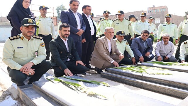 عطرافشانی گلزار شهدای شهرستان بهارستان در امامزاده باقر(ع) به مناسبت هفته فراجا عطرافشانی گلزار شهدای شهرستان بهارستان در امامزاده باقر(ع) به مناسبت هفته فراجا
