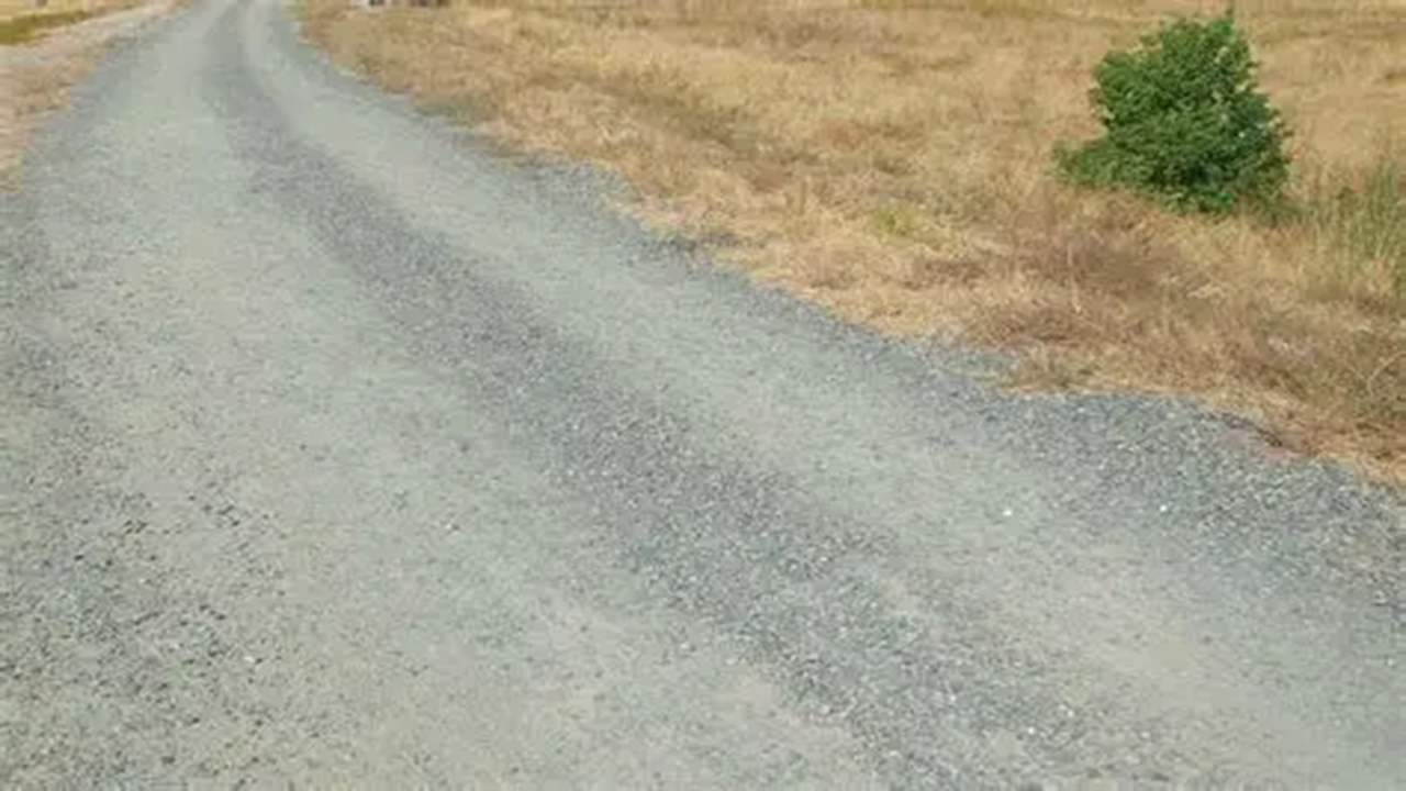 نگاهی به وضعیت جاده خاکی روستای آلمالو از لنز دوربین شهروندخبرنگار
