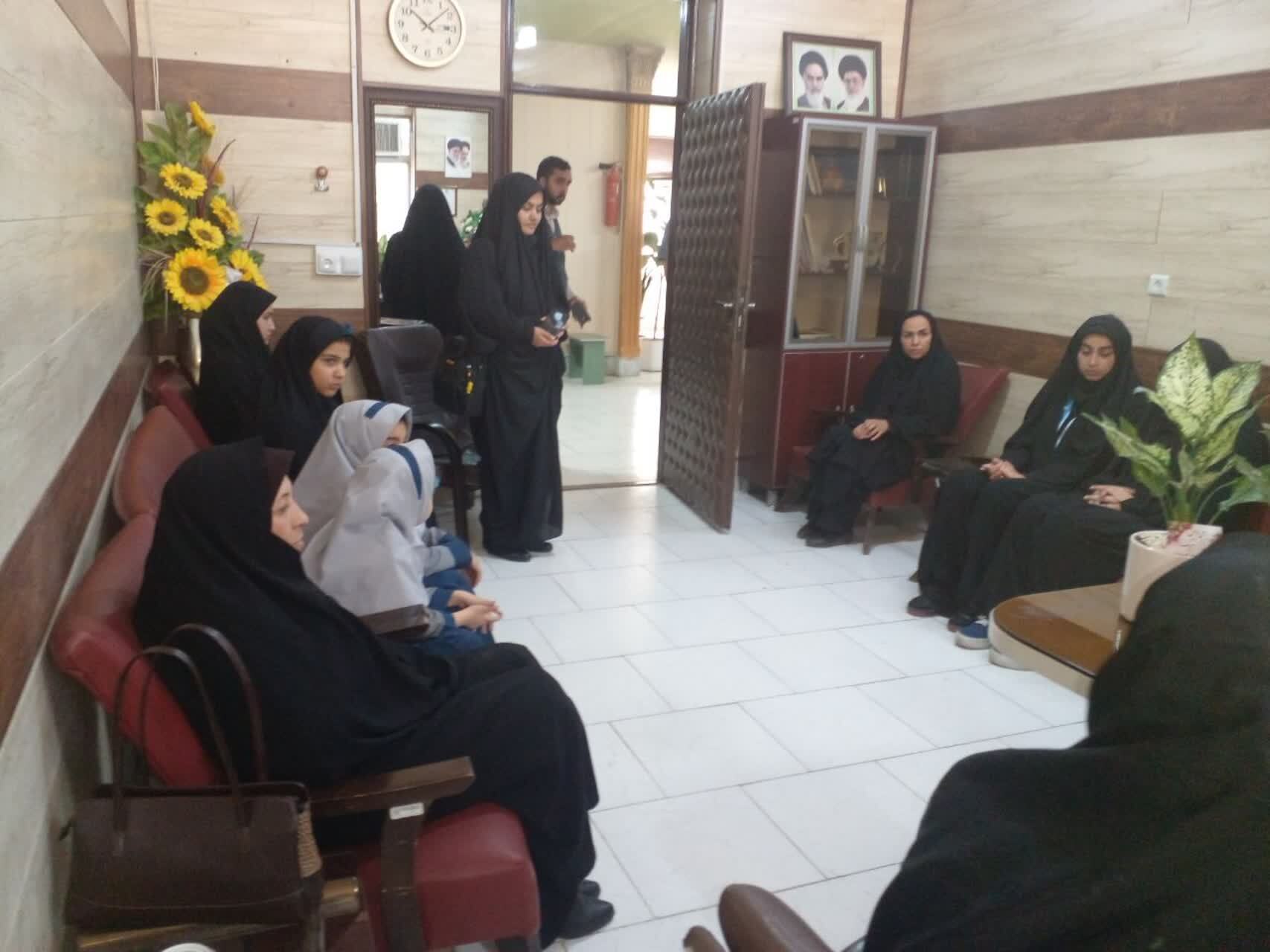 اقدام زیبای تعدادی از فرزندان و کارکنان انتظامی نیشابور در محل فرماندهی نیشابور اقدام زیبای تعدادی از فرزندان و کارکنان انتظامی نیشابور در محل فرماندهی نیشابور
