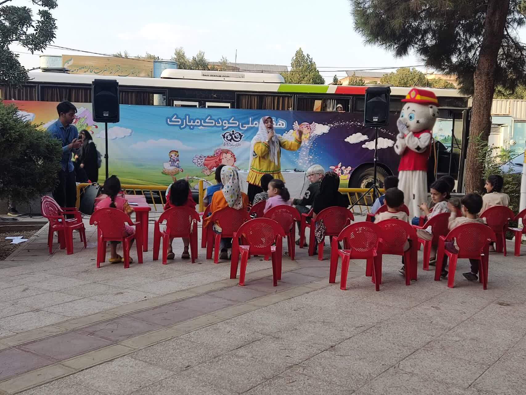 گزارش تصویری از حال و هوای کودکان محله شهر قائم قم به مناسبت روز جهانی کودک گزارش تصویری از حال و هوای کودکان محله شهر قائم قم به مناسبت روز جهانی کودک