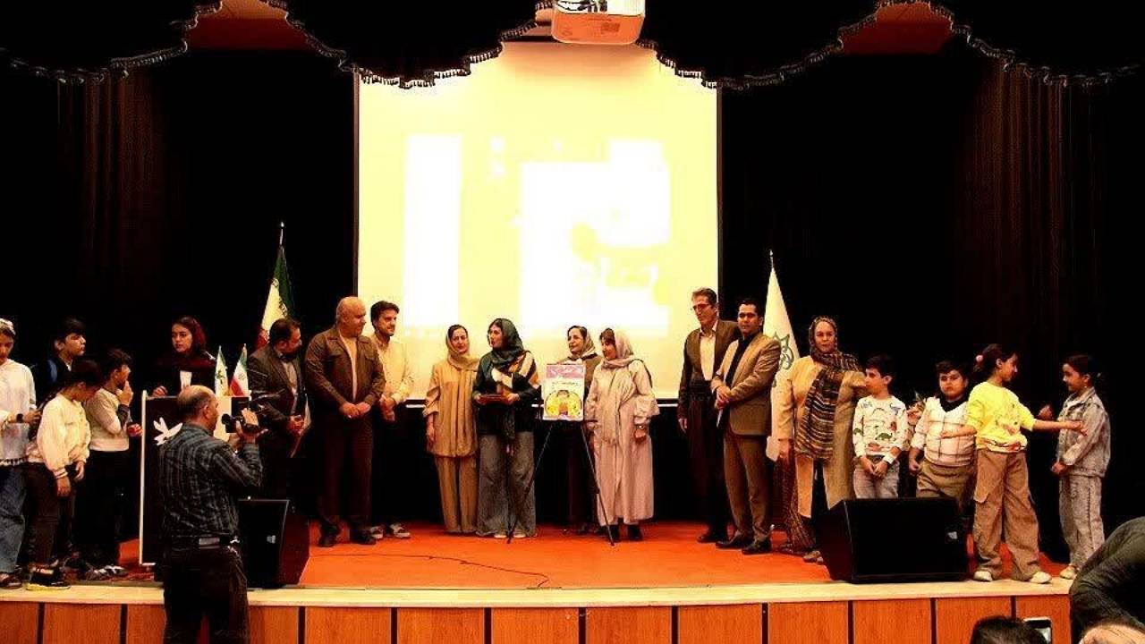 آیین رونمایی از کتاب کودک "سورنا و مصرف داروها" در سنندج برگزار شد