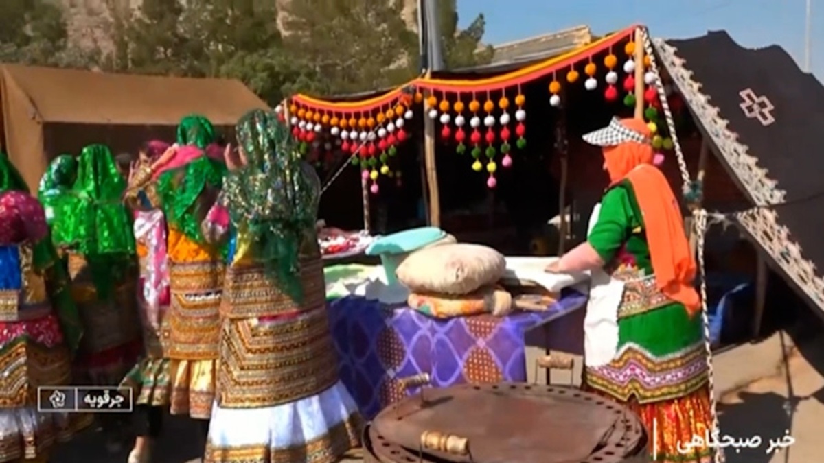 پرچم بالاست + فیلم