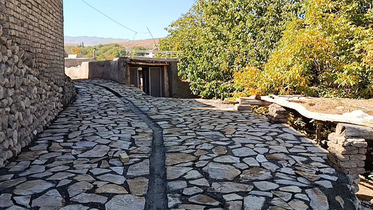 نونوار شدن کوچه و خیابان‌های روستای گردشگری توآباد با اجرای دیوار حائلی؛ فیلم و عکس