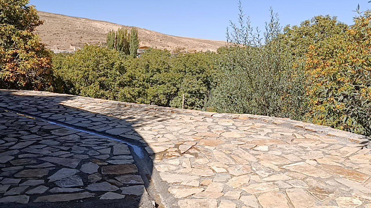 نونوار شدن کوچه و خیابان&zwnj;های روستای گردشگری توآباد با اجرای دیوار حائلی؛ فیلم و عکس
