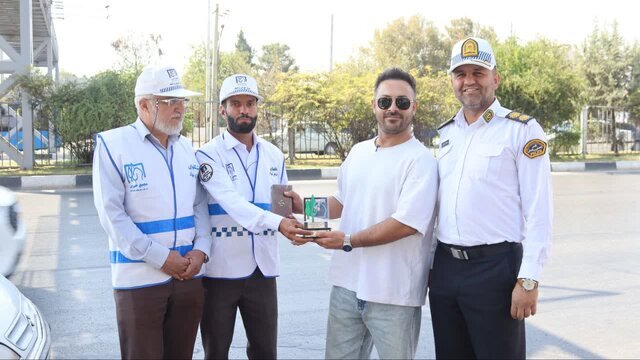 تجلیل از رانندگان قانون‌مدار در شیراز/نشان مهربانی و دیوان حافظ به رانندگان نمونه اهدا شد