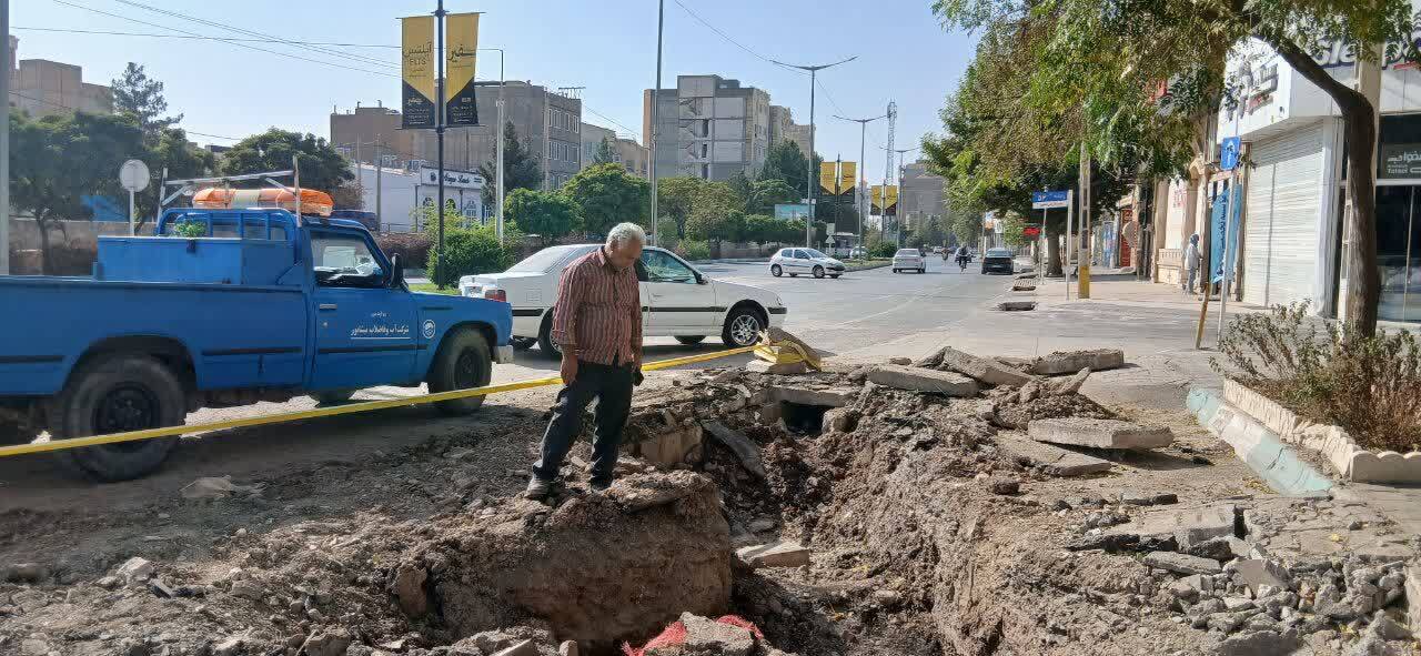 تصاویری از رفع اتفاق خط اصلی شبکه توزیع آبرسانی ٣۵۰ آزبست خیابان ١۵ خرداد نیشابور