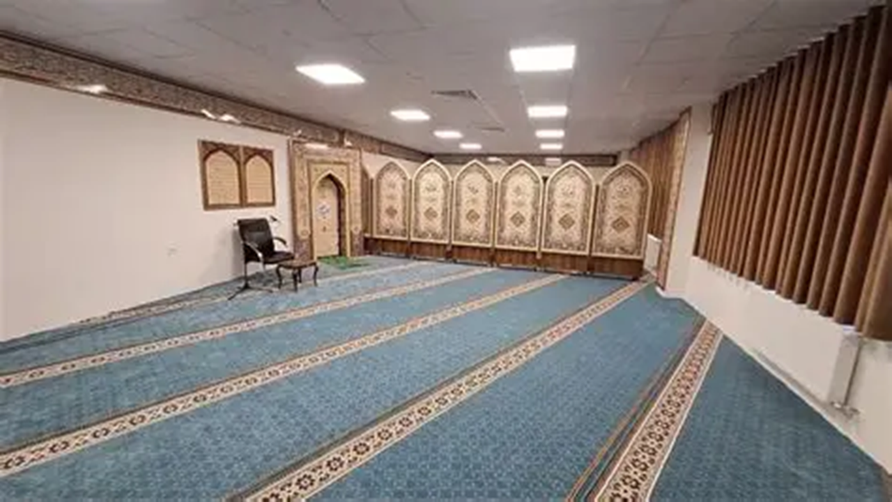 گلایه مسافران راه آهن شهر تهران از نماز خواندن پشت درب بسته نمازخانه