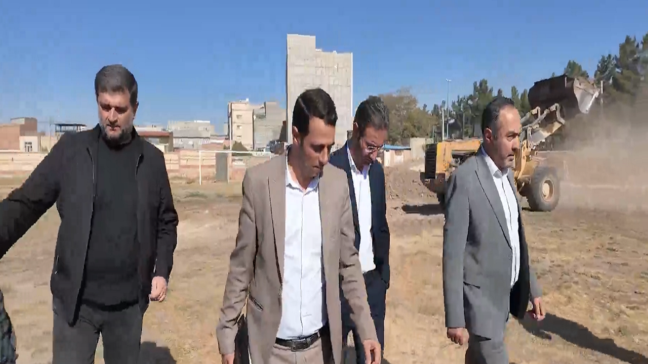 آغاز عملیات اجرایی چمن مصنوعی استادیوم ورزشی آذرشهر