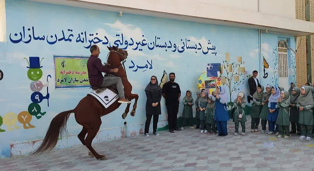 آشنایی دانش آموزان با ورزش اسب سواری و سوارکاری در مجموعه ورزشی شهید نعیمی لامرد