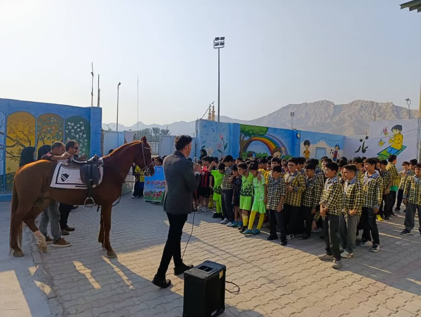 آشنایی دانش آموزان با ورزش اسب سواری و سوارکاری در مجموعه ورزشی شهید نعیمی لامرد