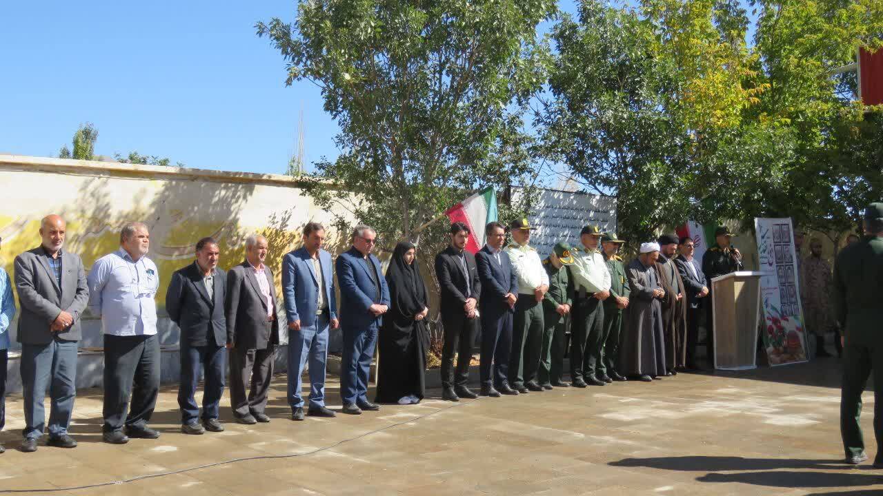 برگزاری آئین میهمانی لاله&zwnj;ها و عطرافشانی گلزار شهدای هریس در هفته دفاع مقدس