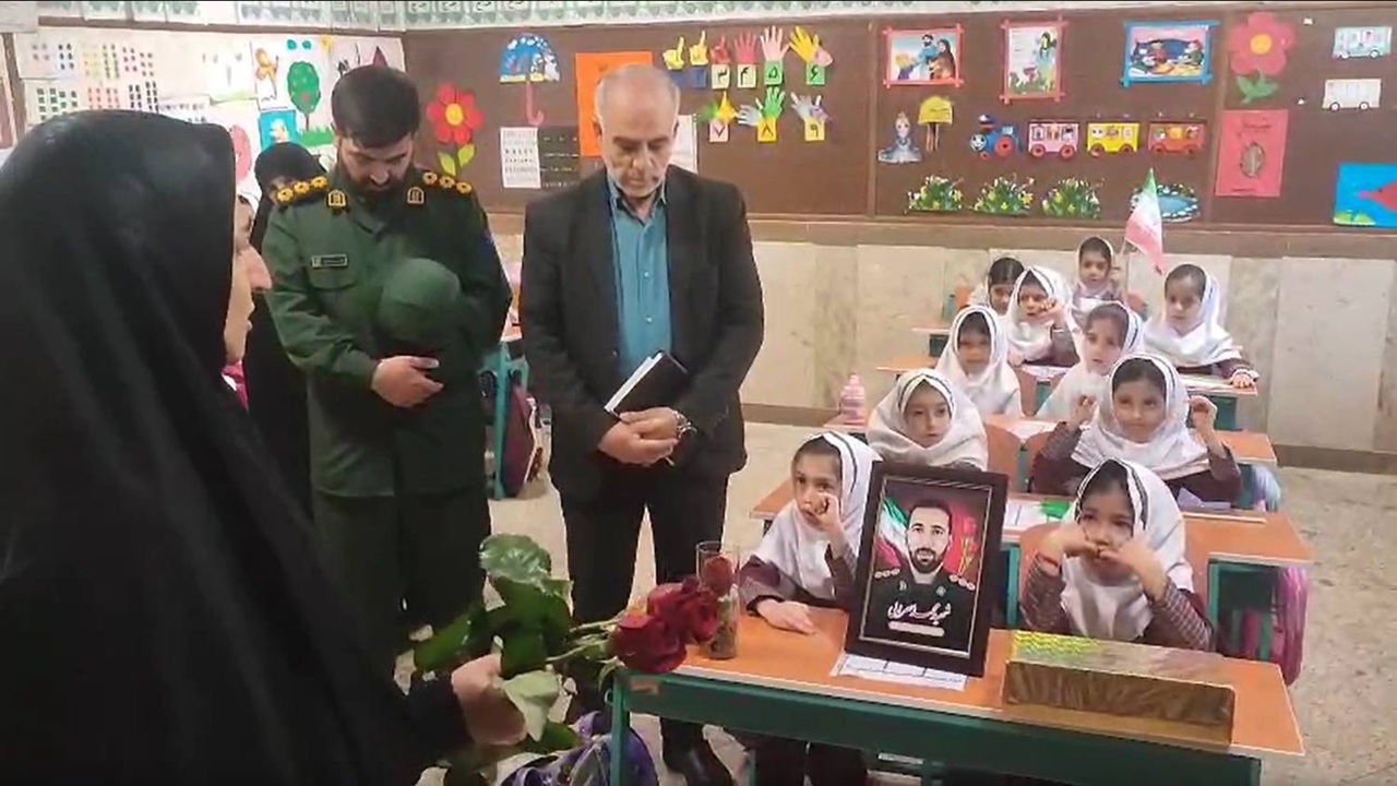 فیلمی از بدرقه فرزندان شهید سرافراز محمد سهرابی برای رفتن به مدرسه در نهاوند