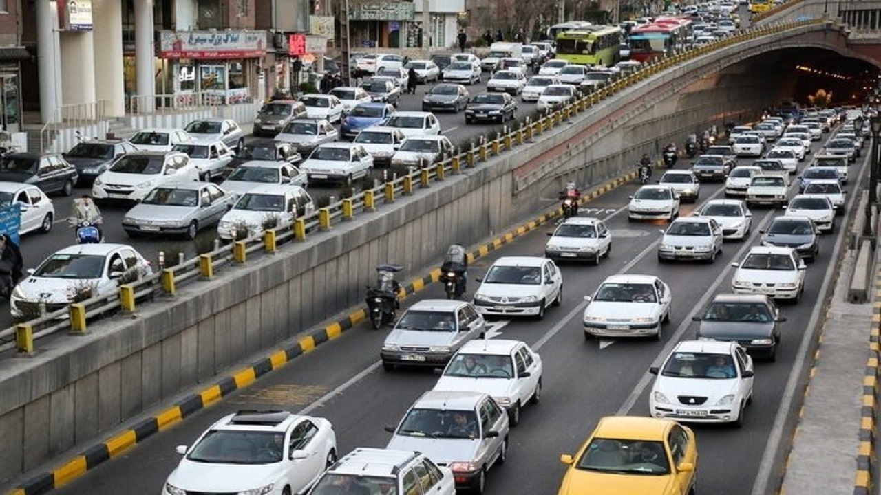 ۲ بزرگراه شهید بابایی حوالی بلوار نیروی زمینی و همت ترافیک پر حجم و سنگین است