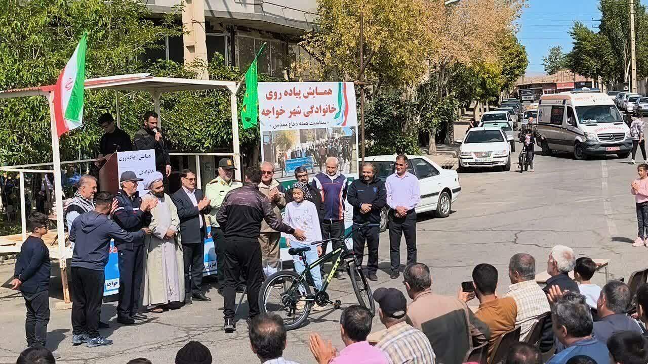 همایش پیاده روی خانوادگی در شهرستان خواجه به مناسبت هفته دفاع مقدس