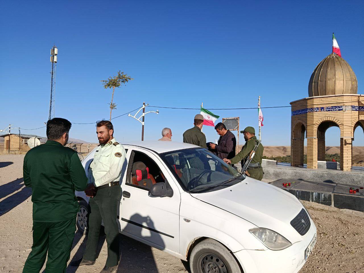 غبارروبی و عطرافشانی گلزار شهدا غبارروبی و عطرافشانی گلزار شهدا