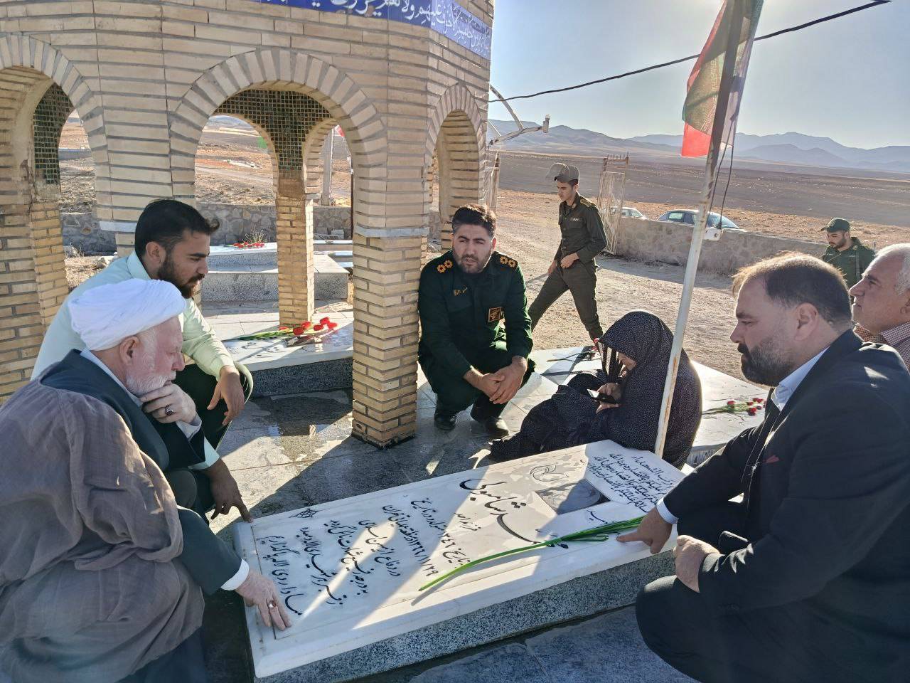 غبارروبی و عطرافشانی گلزار شهدای روستای توآباد غبارروبی و عطرافشانی گلزار شهدای روستای توآباد