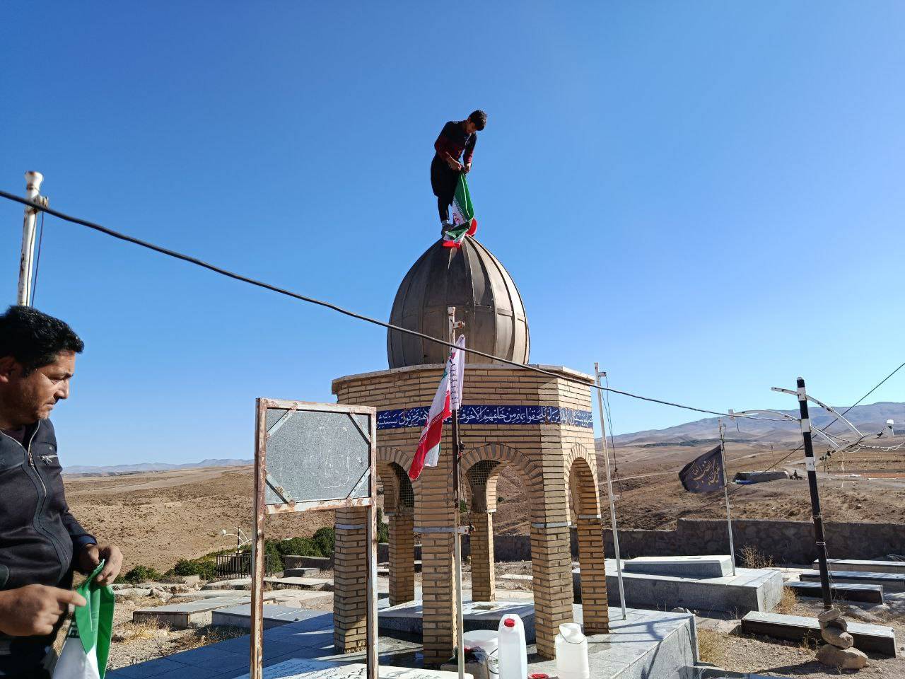 غبارروبی و عطرافشانی گلزار شهدای روستای توآباد در هفته دفاع مقدس غبارروبی و عطرافشانی گلزار شهدای روستای توآباد در هفته دفاع مقدس