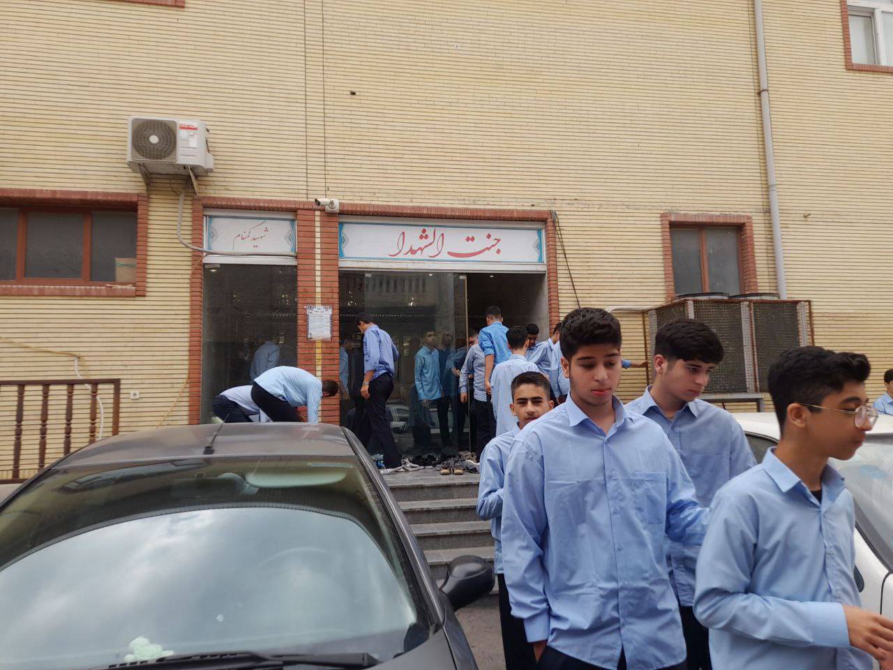 دانش آموزات ابراتشهری مزار گلزار شهدا را عطرآگین کردند