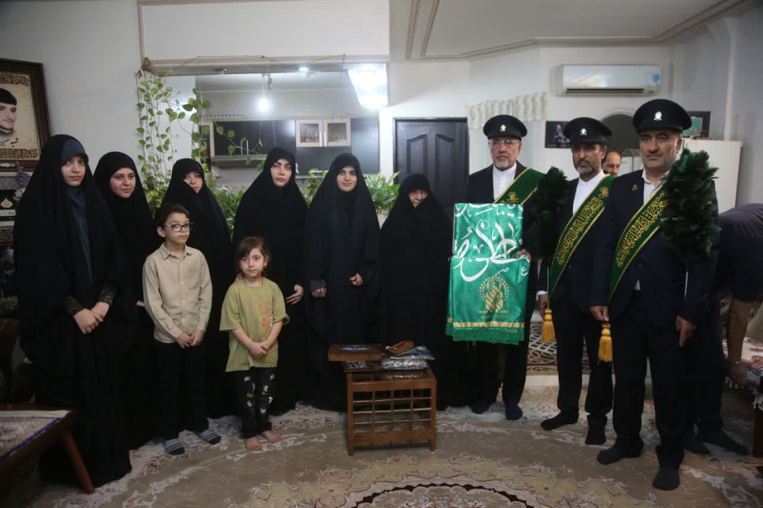 تجلیل از مادر شهید دخانچی با حضور خادمان حرم بانوی کرامت و اصحاب رسانه قم