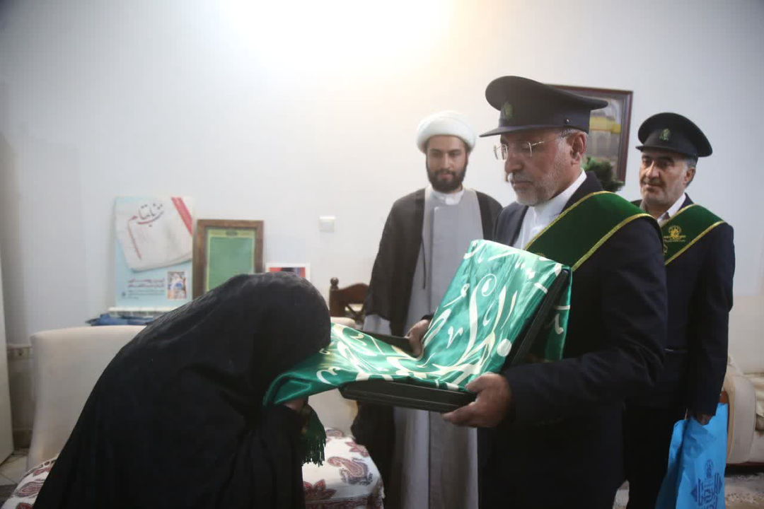 تجلیل از مادر شهید دخانچی با حضور خادمان حرم بانوی کرامت و اصحاب رسانه قم