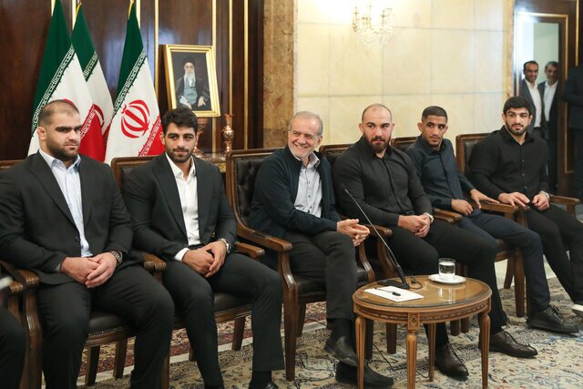 تجلیل رییس&zwnj;جمهور از تیم&zwnj;های ملی کشتی