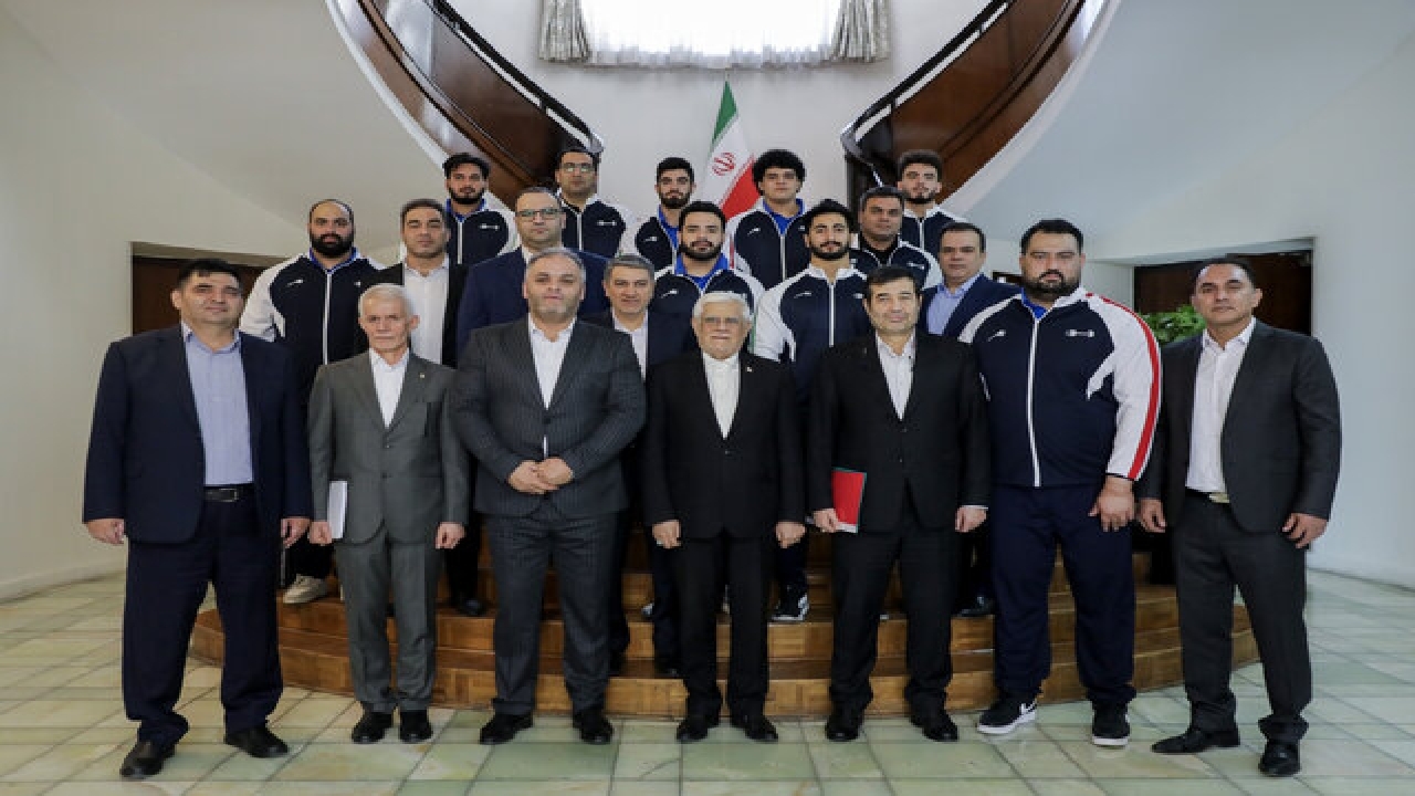 عارف: ورزش به دیپلماسی کمک می‌کند