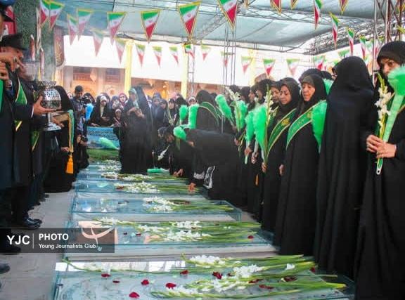 گلباران قبور مطهر شهدای حرم شاهچراغ (ع) + فیلم