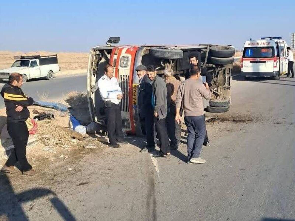 باشگاه خبرنگاران -واژگونی مینی‌بوس در «گلبهار» خراسان رضوی ۱۳ نفر را روانه بیمارستان کرد