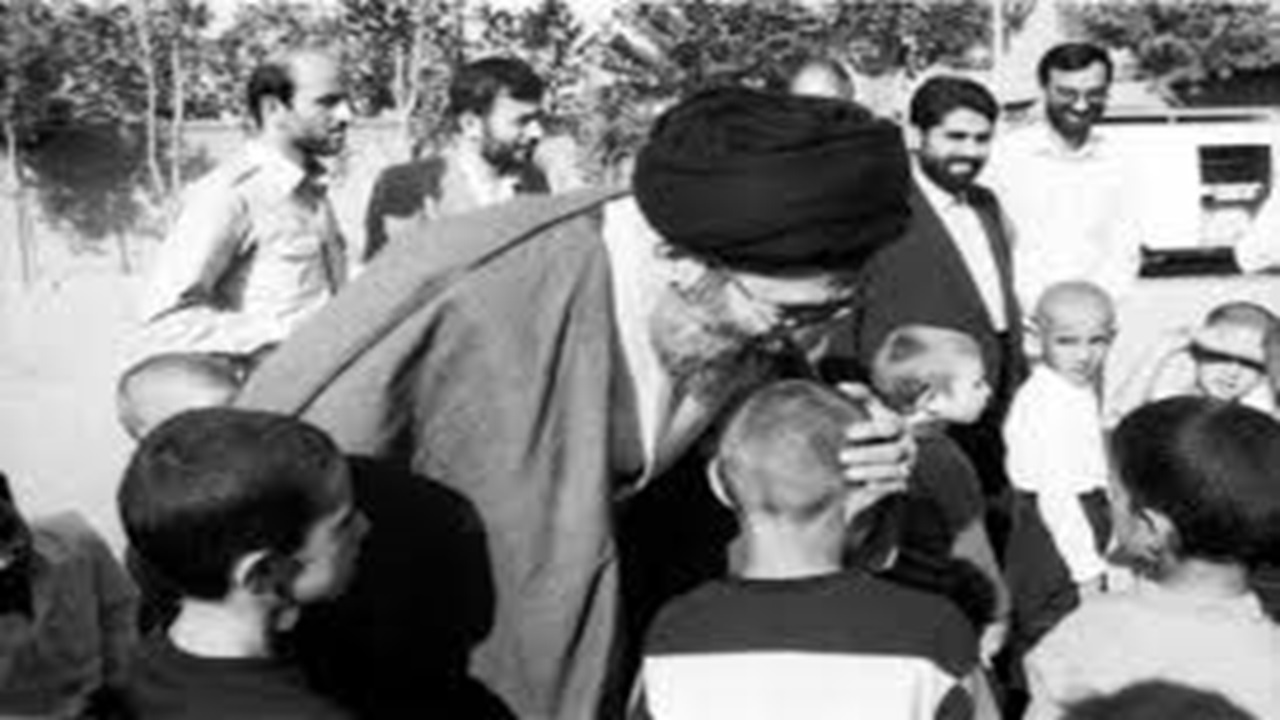 تصاویر قدیمی از حضور حضرت آیت‌الله خامنه‌ای در بین دانش‌آموزان