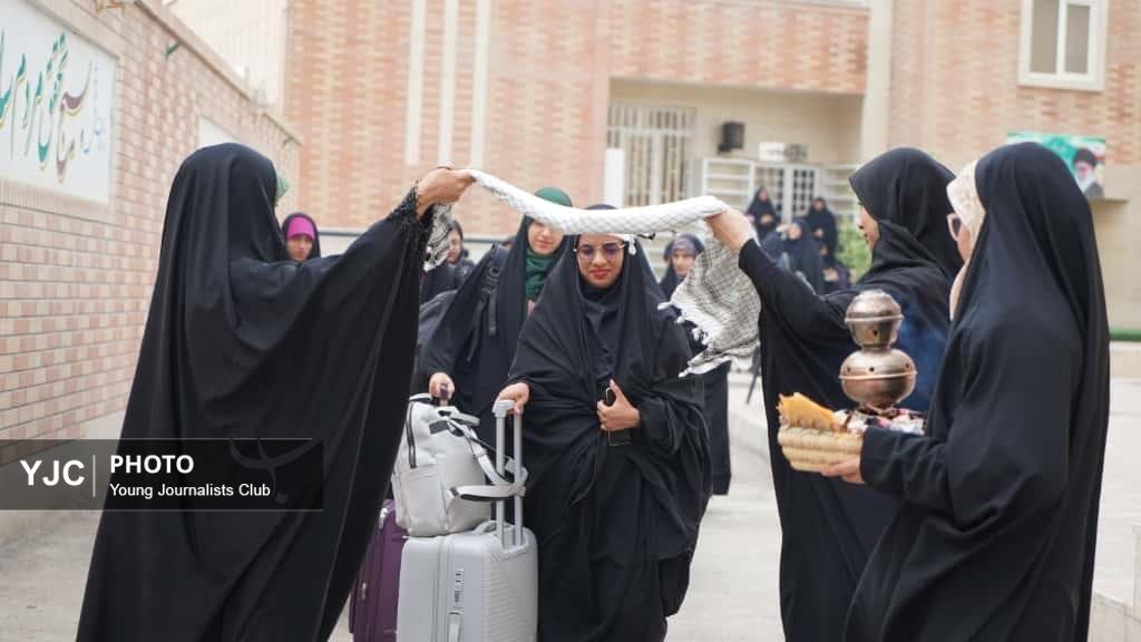 کاروان دانشجویی «شهیده ناهید فاتحی» از هرمزگان به راهیان نور شمال‌غرب اعزام شد